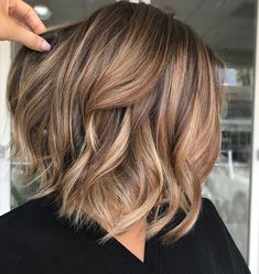 Classic Highlights, Messy Wavy Hair, Bob Hairstyles For Thick, Fall Hair Cuts, Long Bob Haircuts, Honey Blonde Hair, Blending Gray Hair, Hair Color And Cut, Winter Hairstyles