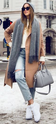 Beige Coat Outfit Winter, Grey Bag Outfit, Beige Coat Outfit, Kenza Zouiten, Winter Coat Outfits, Givenchy Shoes, Jeans Beige, Head Scarf Styles, Beige Outfit