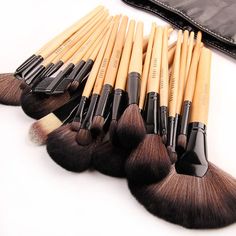 Wood Black 32Pcs Kit Brush Lot Makeup Brushes Professional Cosmetic Make Up Set Bobbi Brown Makeup, Best Makeup Brushes, Makeup Brush Set Professional, Eye Makeup Brushes, Professional Makeup Brushes, Kiss Makeup, Beauty Eyes, It Cosmetics Brushes, Makati