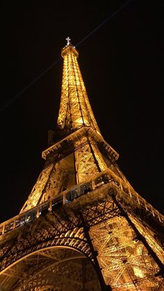 the eiffel tower lit up at night