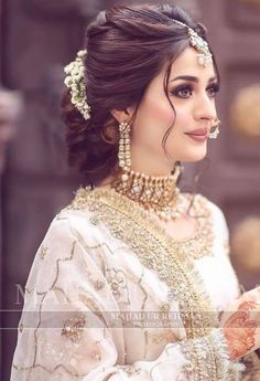 Hairstyles for Thin Hair: The Complete Guide to Finding Your Perfect Style https://www.youtube.com/watch?v=fRrZRWX2MxI Pakistani Bride Hairstyle, Hairstyle Traditional, Long Hair And Short Hair, Mehndi Hairstyles, Bridal Makeup Images, Bridal Bun, Beautiful Buns, Bridal Makeup Wedding, Wedding Hairstyles Updo