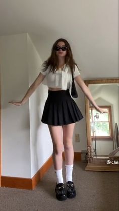 Pleated Skirt Outfit Summer Casual, Skater Skirt Outfit For Summer, Black Pleated Skirt Outfit Summer, Black Pleated Mini Skirt Outfit, Black Skater Skirt Outfit, Pleated Skirt Outfit Summer, Black Pleated Skirt Outfit, Pleated Mini Skirt Outfit, Skater Skirt Outfit