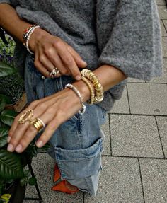 #jewels #jewelry #aesthetic #sweater #grey #pants #nails #gold #silver #rings #bracelets Surfergirl Style, Latina Outfits, Dr Shoes, Skandinavian Fashion, Chique Outfits, Paris Mode, Looks Party