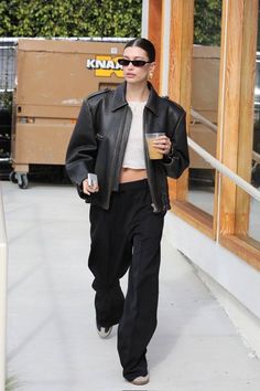 Hailey Baldwin Street Style, Hailey Style, Hailey Bieber Outfits, Hailey Baldwin Style, Fashion Capsule Wardrobe, Scandinavian Fashion, Neue Outfits, Leather Jacket Outfits, Model Off Duty