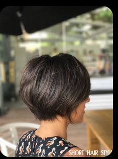 Bob With Short Back, Short Trendy Hair, Trendy Hair Dye, Sassy Hair Older Women, Cute Mom Haircuts, Hair Dye Colours, Grey Bob Hairstyles, Kort Bob, Mom Haircuts