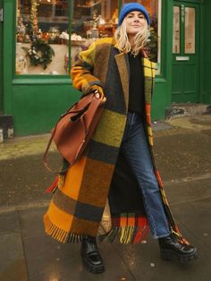 12 Coat-and-Boots Outfits That Are Anything But Boring Check more at https://beautyfashionideas.com/dress/12-coat-and-boots-outfits-that-are-anything-but-boring/ Fall Fashion Coats, Christmas Day Outfit, Weekend Dresses, Blanket Coat, Plaid Coat, Coat Outfits, Winter Mode, Mode Inspo