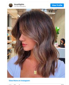 Collarbone Brunette Hair, Shoulder Length Lowlights, Medium Length Highlights Brown, Butterfly Haircut Medium Brunette, Glaze Before And After Hair, Brunette Hair Subtle Balayage, Modern Brunette Hair, Balayage Front Pieces, Shortish Brown Hair