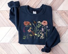 Vintage Wildflower Hoodie, Botanical Sweater, Nature Crewneck, Women Flower Hoodie, Mothers Day Sweater, Nature Lover Gift, Gardener Clothes, Plant Lover Sweatshirt, Botanical Gifts, Plant Mom Hoodie, Flowers Sweatshirt, Plant Lover Gift, Gardening Sweater, Florist Hoodie, Women Clothing, Gardener Sweatshirt, Plant Mama Sweatshirt 🌸This Vintage Wildflower Hoodie is the perfect gift for everyone! Your orders made with the highest quality materials and are super soft, comfy and cozy!! 🌸 🟢HOW TO Botanical Style Cotton Sweatshirt For Fall, Spring Long Sleeve Botanical Sweatshirt, Gardener Clothes, Grace Shirts, Flower Hoodie, Plant Mama, Women Flower, Mom Hoodies, Navy Hoodie