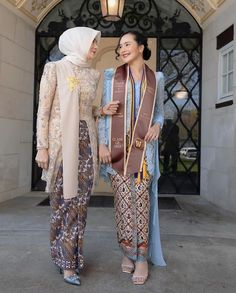 Ootd Wisuda Hijab, Graduation Abaya, Graduation Photography Poses, Future Wallpaper, Kebaya Muslim, Graduation Poses, Batik Fashion