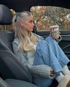 Camping In The Cold Outfits, Adorable Winter Outfits, Colorado Looks, Nicer Casual Outfit, Leggings And Tee Outfit, Fall Outfits Blonde Hair, Comfy Fancy Outfits, La Style Outfits Los Angeles Winter, Winter Date Ideas Outfit