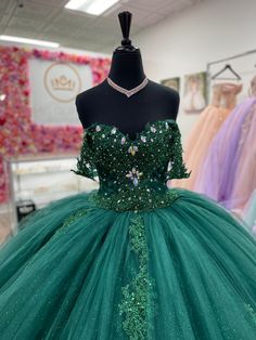 Emerald quinceañera dress Emerald Green Quince Dress, Emerald Green Quince, Quinceañera Dresses, Sweet 15 Dresses, Pretty Quinceanera Dresses