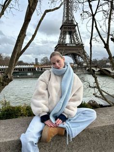 Rome Aesthetic Outfit Winter, Sapporo Winter Outfit, Winter In Paris Aesthetic, Autumn Travel Outfit, Europe Winter Aesthetic, Museum Outfit Winter, Budapest Outfit, Winter Aesthetic Instagram, Paris Winter Outfit