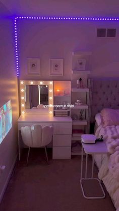 Chill Room Aesthetic, Chill Bedroom, Room Motivation, Room Decor Bedroom Ideas, Luxury Dorm Room, Modern Throw Blanket, Cozy Scandinavian, Bedroom Ideas For Small Rooms Cozy, Beauty Room Vanity