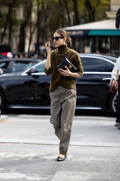 El street style de París en diez prendas clave (que demuestran que nadie viste mejor que las invitadas parisinas) | Vogue España Victoria Beckham, Uniqlo, New Outfits, Mary Janes, Getty Images, Top Styles, Vogue, Street Style, Pumps