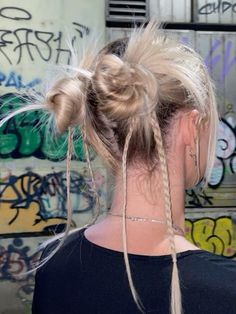 Updo Hairstyles Festival, Cool Festival Hairstyles, Rave Hair Inspiration, Spacebuns Hairstyles Half Up, Short Hairstyle Festival, Star Barrette Hairstyles, Rave Short Hairstyles, Alternative Braid Hairstyles, Short Hair Rave Hairstyles