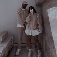 Couple Date Night Outfits Casual, Partner Outfit Couple, Couple Matchy Outfits, Matchy Outfit Couple, Couples Outfits Matching, Couple Chic, Matching Couple Outfits Casual