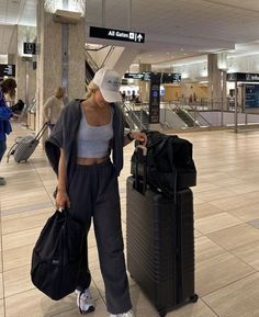 Classy Airport Outfit, Flight Outfit Airport Style, Airport Outfit Comfy, Cute Airport Outfit, Chic Airport Outfit, Chic Travel Outfit, Plane Outfit, Comfy Airport Outfit