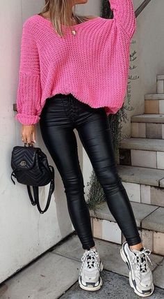 Wet Look Leggings Outfit Casual, Professional Party Outfit, Hair Stylist Fashion Outfits, Hairdressers Outfits, Pink Top Black Pants Outfit, Outfit Vestido Y Tenis, Summer Outfits 2020, Summer Outfits Dresses, Summer Outfit 2022