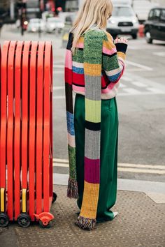 The Best Street Style From London Fashion Week | British Vogue Style Année 70, London Fashion Week Street Style, London Fashion Weeks, Copenhagen Fashion Week, Street Style Trends, Green Pants, Street Style Inspiration, Cool Street Fashion, 여자 패션