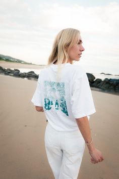 Tropical vibes for small everyday adventures and travel. hand-printed by screen printing technique 100% combed GOTS-certified organic cotton, 190 g/m² washable at 30 degrees, but for the sake of the climate we recommend: wash cold and line dry. Turn inside out before washing - protects the colors and the print motif It is best to wash the goods immediately after receiving them, as residues of spray adhesive may still be present on the inside of the textile. The spray adhesive is only used to att Eco-friendly Graphic Print T-shirt For Summer, Hand Printed Organic Cotton T-shirt In Relaxed Fit, Hand Printed Organic Cotton T-shirt, Relaxed Fit, Hand Printed Relaxed Fit Organic Cotton T-shirt, Eco-friendly Organic Cotton Tops With Screen Print, Hand Printed Organic Cotton T-shirt, Summer Unisex Hand Printed T-shirt, Sustainable Cotton Tops With Screen Print, Eco-friendly Relaxed Fit Top With Graphic Print