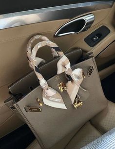 Tas Louis Vuitton, Structured Handbags, Fall Handbags, Girly Bags, Kelly Bag, Fancy Bags