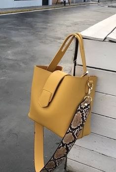 designer handbags, leather shoulder bags #bags #fashion #bag #style #shoes #luxury #hendbags #purse #travel #jewelry #accessories #girl #stylish #love #beautiful Sac En Cuir Diy, Tas Bahu, Vintage City, Messenger Handbags, Girls Handbags, Free Style