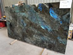 a large green marble slab with blue and black patters on it's sides