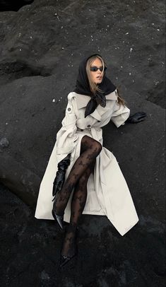 Mode Au Ski, Gloves Outfit, Trench Coat Outfit, Street Style Parisian, Photoshoot Idea, Neue Outfits, Paris Outfits, Russian Fashion, Coat Outfits