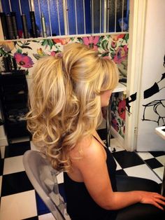 I love Blonde 2000s Hair, Prom Blowout Hair, 70s Wedding Hairstyles, 70s Half Up Half Down Hair, Shifting Outfits, Character Hair, Vacation Hairstyles, Formal Hair, Colourful Hair