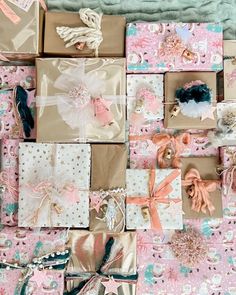 there are many different types of wrappings on the table together, including bows and ribbons