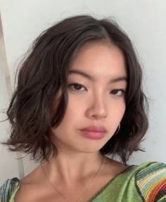 Short Wavy Haircuts, Chin Length Hair, Asian Short Hair, Hairdos For Short Hair, Short Wavy Hair, Short Hair Styles For Round Faces