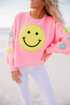 Our HAPPY FACE PULLOVER is sure to put a smile on your face as well! The sleeves are embellished with small smiley faces and the buttery soft fabric will make you want to keep this top on forever! Coming in many color options, this top will definitely be a staple in your closet! Product Details: Soft and lightweight material Cropped style Rounded neckline Hand wash only True to size Model is 5’7 and is wearing a size small. Smiley Face Clothing, Preppy Vsco Outfits, Preppy Vsco, Judith March, Preppy Summer Outfits, Preppy Girl, Smiley Faces, Cute Preppy Outfits, Preppy Summer