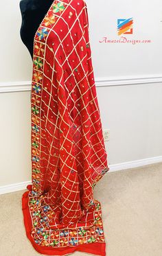 Roter Aari und Mirror Work Superleichter Fulkari

 - Superleicht

 Entdecken Sie mehr SAMTSCHAL , DUPATTA , PHULKARI



 📦 Unübertroffener KOSTENLOSER weltweiter Versand von Kanada in die USA, nach Europa, Australien, Neuseeland, Norwegen, Belgien, Dänemark, Spanien, Italien, Frankreich und überall sonst.

 ⭐️⭐️⭐️⭐️⭐️ 5-Sterne-Kundenbewertungen

 Jaspreet, Kanada ⭐️⭐️⭐️⭐️⭐️

 Der Schmuck ist in Wirklichkeit schöner als auf dem Bild. Außerdem erhielt ich die Bestellung innerhalb von zwei Tage Red Festival Dupatta With Gota Work, Traditional Red Dupatta For Summer, Traditional Red Summer Dupatta, Fitted Red Dupatta For Summer, Summer Bollywood Red Dupatta, Velvet Shawl, Mirror Work, Belgium, Kimono Top