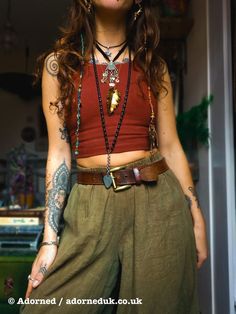 Fashion Mistakes Woman, 5 Cats, Crop Vest, Mode Hippie, 70s Inspired Fashion, Earthy Outfits, Estilo Hippie, Hippie Style Clothing, Mode Boho