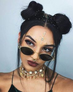 Coachella Make-up, Electro Festival Outfit, Festival Hair Trends, Hippie Makeup, Coachella Hair, Coachella Makeup, Glitter Roots, Festival Makeup Rave, Boho Makeup