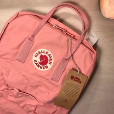 Zapatillas Veja, School Bag Essentials, Nike Wallpaper, Kawaii Aesthetic, Cute Backpacks, Essential Bag, Album Photo, Kanken Backpack