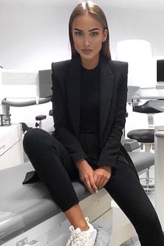 work outfit Moda Casual Chic, Suits And Sneakers, Cooler Style, Trendy Makeup, Looks Black, Fashion Life, Looks Chic