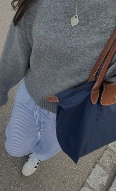 Blue Longchamp Bag Outfit, Blue Longchamp, Longchamp Bag Outfit, Marine Outfit, Cute Everyday Outfits, Outfit Inspo Fall, Basic Outfits