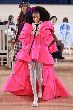 Marc Jacobs Spring 2020 Ready-to-Wear collection, runway looks, beauty, models, and reviews. Fashion Week Spring 2020, Catty Noir, Christian Siriano, Anna Sui, Runway Collection, Winter Fashion Outfits