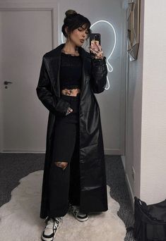 Dark Wardrobe Aesthetic, Gothic Alternative Fashion, Alternative Night Out Outfit, Edgy Goth Outfits, Grunge Glam Outfits, Casual Alternative Outfits, Rocker Chic Outfit, Chic Goth, Clothes Combinations