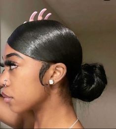 lower slick side swoop bun😍 ꜰᴏʟʟᴏᴡ 4 ᴍᴏʀᴇ  #naturalhair #slickedbackhair #slickbackbun #edges #edgesonfleek #edgeslaid #sideswoopbun Slicked Back Ponytail, Natural Hair Bun Styles, Quick Natural Hair Styles, Slick Back, Natural Hair Styles Easy, Slick Hairstyles, Hair Ponytail Styles, Hair Laid, Sleek Ponytail