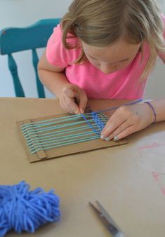 Weaving With Kids, Cardboard Loom, Looms Weaving, فن النسيج, School Age Activities, Scrap Yarn, Art Bar