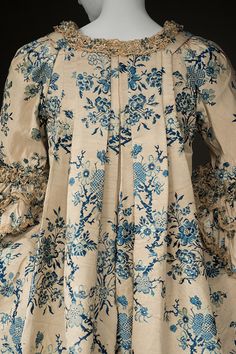 Detail rear view, robe à la francaise, fabric: France (Lyon or Tours) or probably China for the export market, 1765-1770. Cream silk brocaded with blue floral motifs, linen lining, golden lace trim. Historic Deerfield, Historical Fashion 1700s, France Lyon, Old Dress