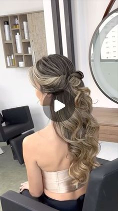 Half Up Half Down Hair Curled, Peinados Elegantes Sueltos, Beauty Pageant Hair, Pageant Hair, Glam Waves, Hairstyle Inspiration, Updo Hairstyles, Easy Hair, Beauty Pageant