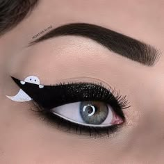 Halloween Ghost Eyeliner, Spooky Eyeliner Looks, Spooky Season Makeup Looks, October Eyeliner Looks, Halloween Graphic Liner Makeup, Ghost Eyeliner Halloween, Spooky Eye Makeup Halloween, Jack O Lantern Eyeliner, Skeleton Eyeliner