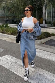 denim maxi skirt outfit Style A Denim Skirt, How To Style A Denim Skirt, Maxi Skirt Outfit Ideas, Denim Maxi Skirt Outfit, Denim Skirt Outfit Summer, Skirt Outfits Summer, Maxi Skirt Outfit, Denim Skirt Fashion, Skirt Outfit Ideas