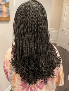 Senegalese twist with curled ends Senegalese Twist Peekaboo, French Curl Senegalese Twists, Short Senegalese Twist With Curly Ends, Senegalese Twist Hairstyles Short, Small Senegalese Twist With Curly Ends, Senagele Twist With Curls, Twist With Curls At The End, Twists With Curls At The End, Mini Senegalese Twist