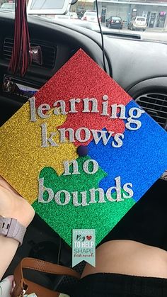 someone is holding up a graduation cap that says learning knows no boundss