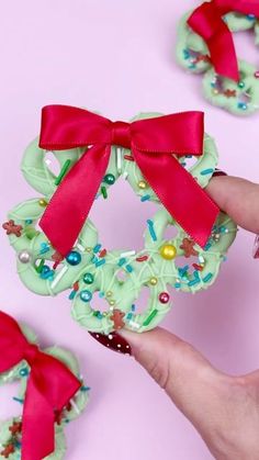 Pretzel Wreath, Pretzel Christmas, Pink Wreaths, Maria Gomez, Pretzels Chocolate, Christmas Tree Chocolates, Easy Candy