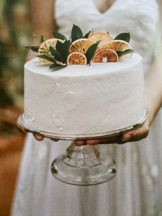 Orange slice wedding cake Simple Wedding Cake Decor, Fall Wedding Cake Simple, Diy Boho Cake, Fall Simple Wedding Cake, Cake With Lemon Decoration, Lemon Cake Wedding, Wedding Fall Cake, Cake With Dried Oranges, Wedding Cake Inspiration Simple